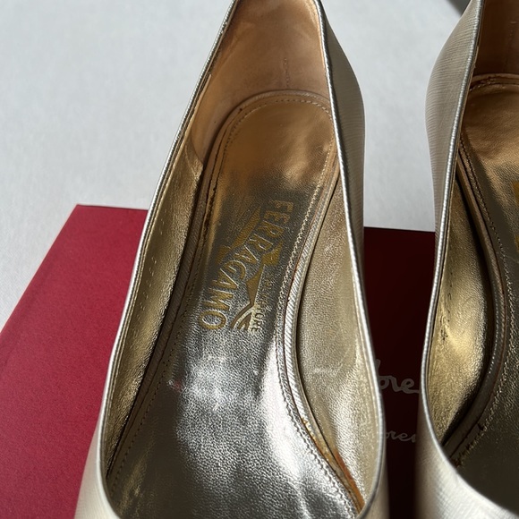 Ferragamo Vara bow pump in metallic platinum and gold leather looks like a dream - Picture 11 of 16